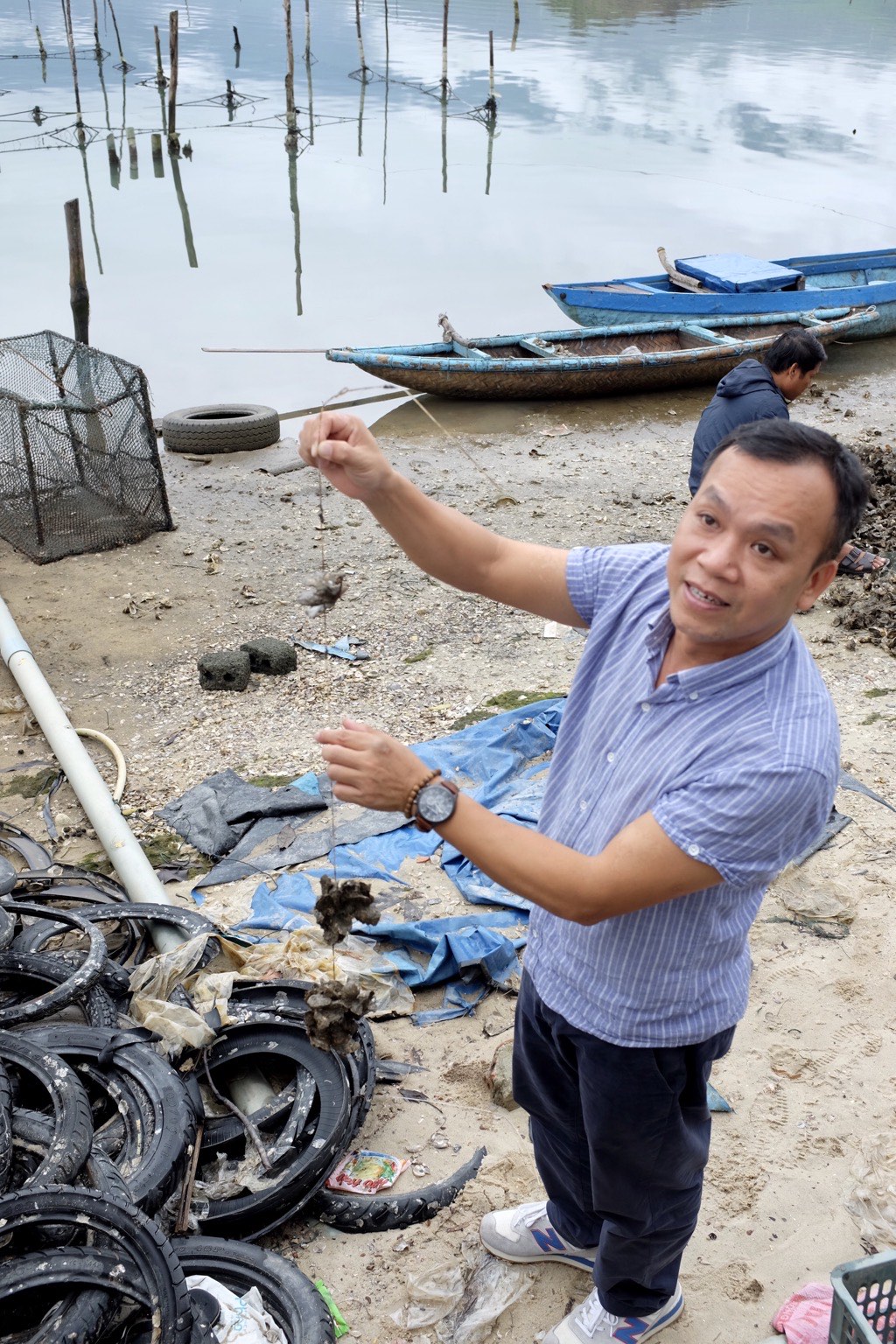 Thui explaining Oysters