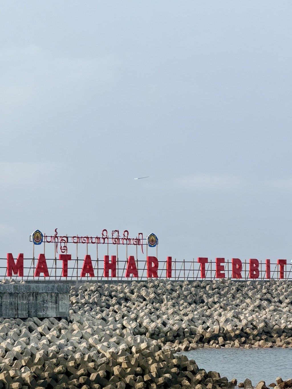 A kite high above Matahari Terbit beach